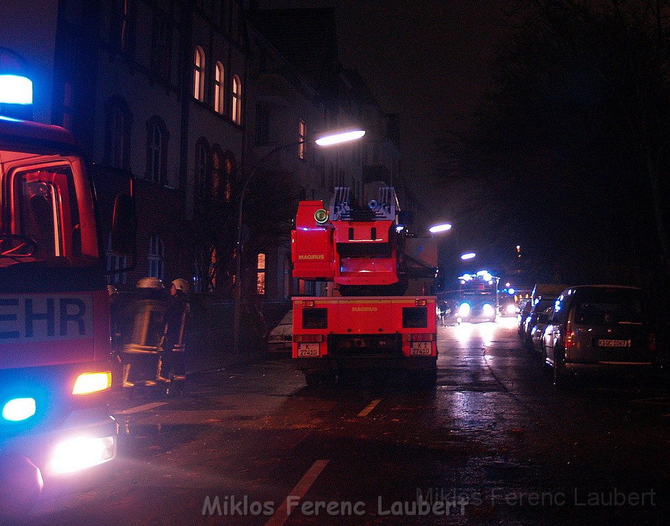 Feuer 3 Dachstuhlbrand Koeln Muelheim Gluecksburgstr P258.JPG